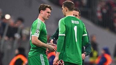 Manuel Neuer (r.) spricht mit Jonas Urbig