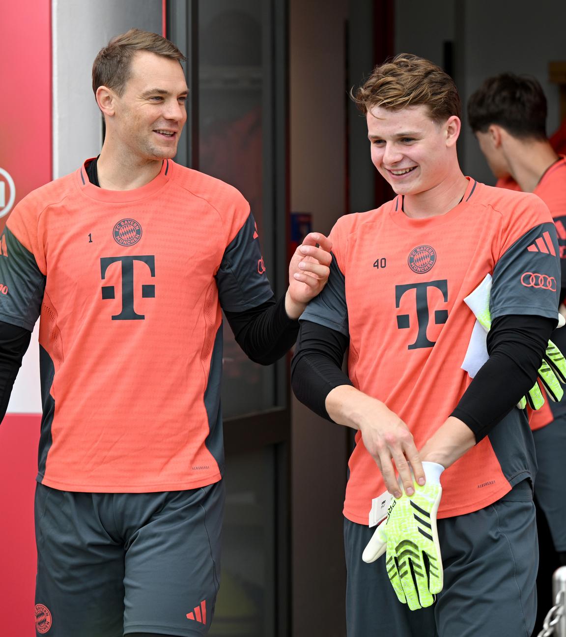 Manuel Neuer und Jonas Urbig (Bayern München) kommen zur Trainingseinheit.