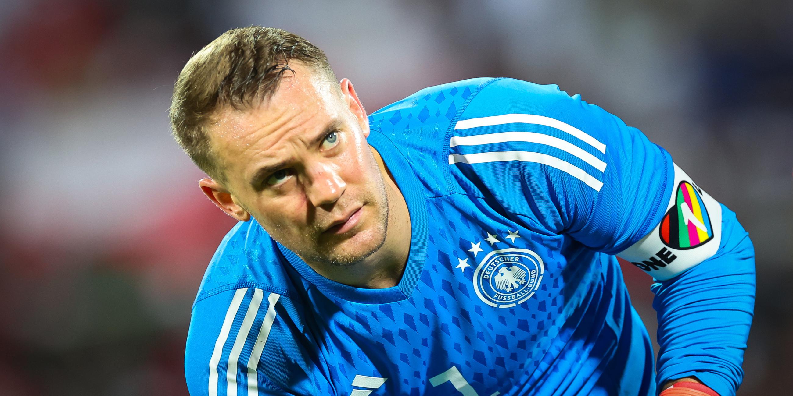 Manuel Neuer trägt die Kapitänsbinde mit der Aufschrift One Love.