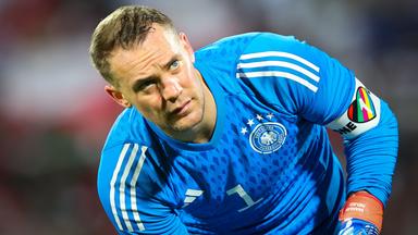 Manuel Neuer trägt die Kapitänsbinde mit der Aufschrift One Love.
