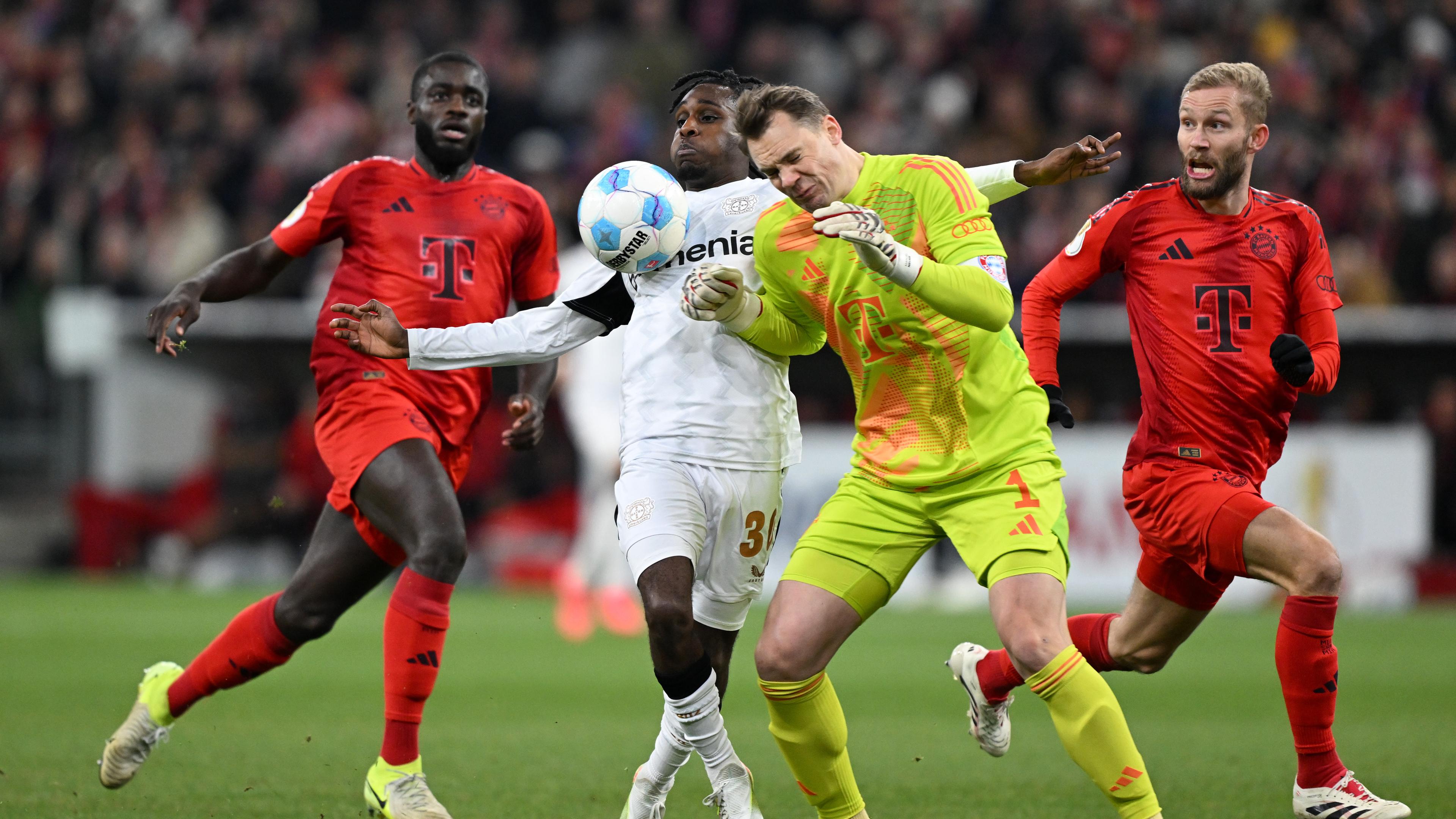 Fußball: Manuel Neuer foult Jeremie Frimpong im Pokalspiel Bayern München gegen Leverkusen.