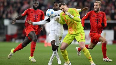 Fußball: Manuel Neuer foult Jeremie Frimpong im Pokalspiel Bayern München gegen Leverkusen.