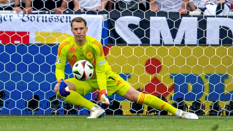 Manuel Neuer springt ab für eine Parade.
