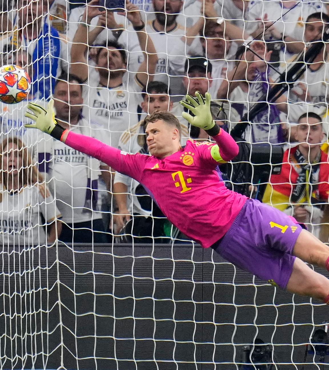 Manuel Neuer springt, um einen Torschuss zu halten