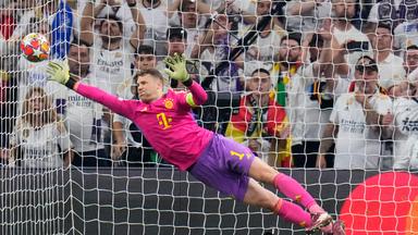 Manuel Neuer springt, um einen Torschuss zu halten