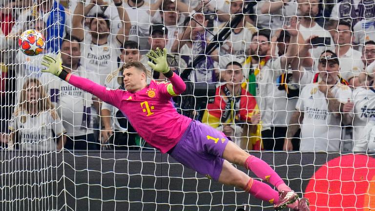 Manuel Neuer springt, um einen Torschuss zu halten