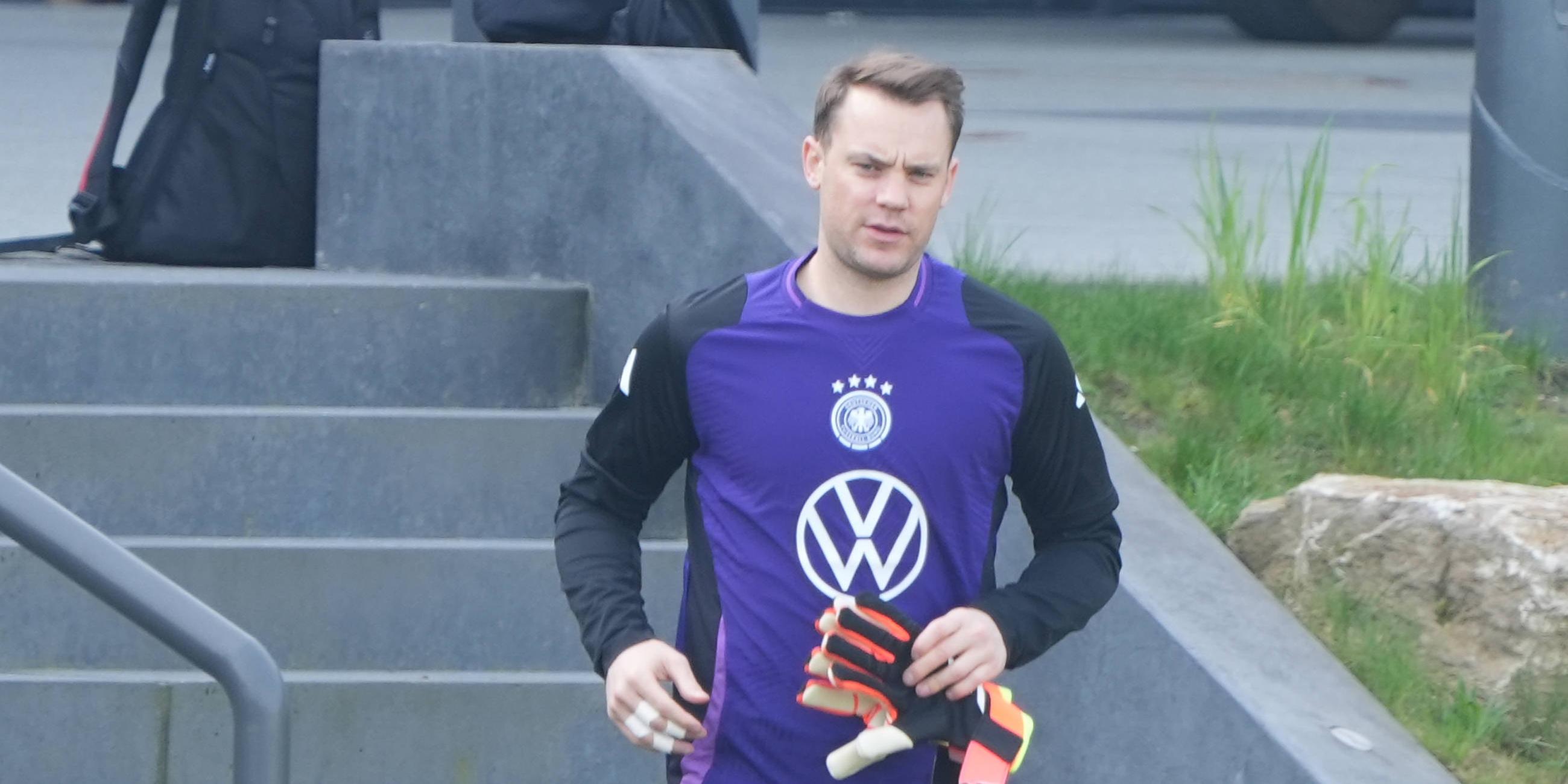 Hessen, Frankfurt/Main: Fußball: Nationaltorwart Manuel Neuer nimmt am Training teil.