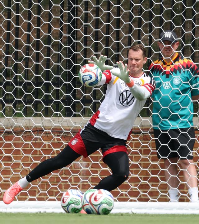 Der deutsche Nationaltorwart Manuel Neuer hält beim Training in Winston-Salem einen Ball
