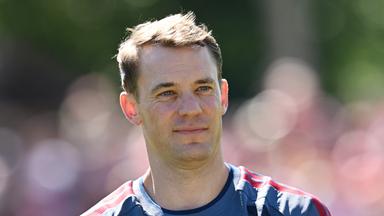 Bayern-Torwart Manuel Neuer zieht sich beim Training einen Handschuh an