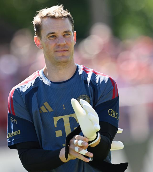 Bayern-Torwart Manuel Neuer zieht sich beim Training einen Handschuh an