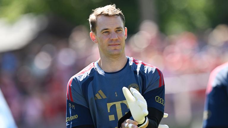 Bayern-Torwart Manuel Neuer zieht sich beim Training einen Handschuh an