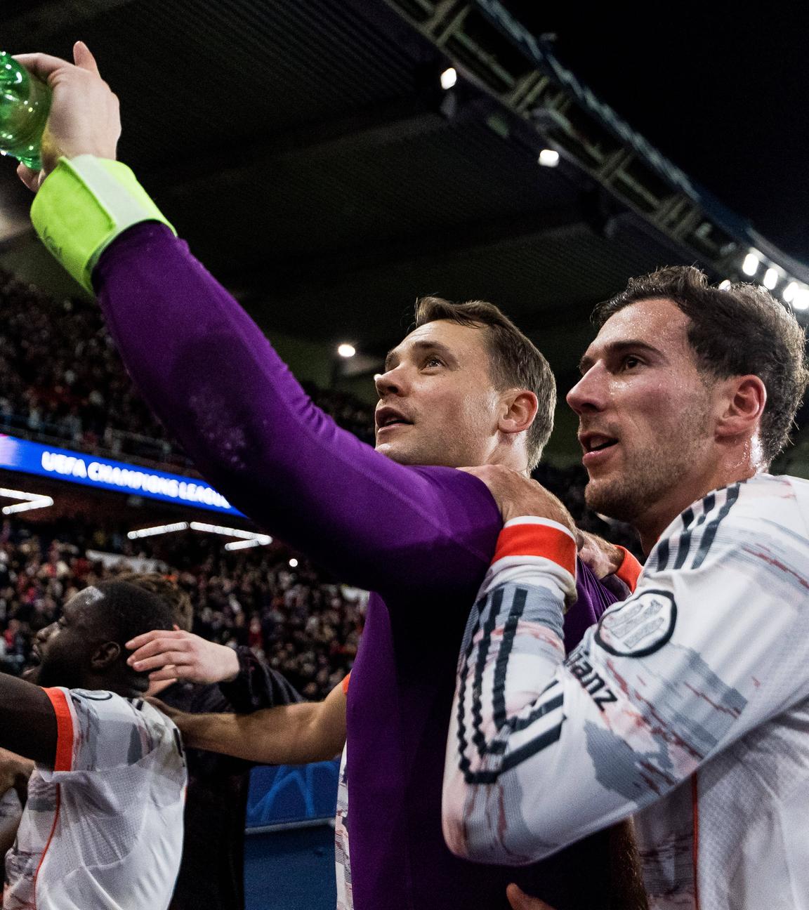 Fußballer Manuel Neuer (FC Bayern München, 1) und Leon Goretzka (FC Bayern München, 8) jubelnd vor der Kurve nach dem Sieg am 04.11.25 gegen FC Paris Saint-Germain.