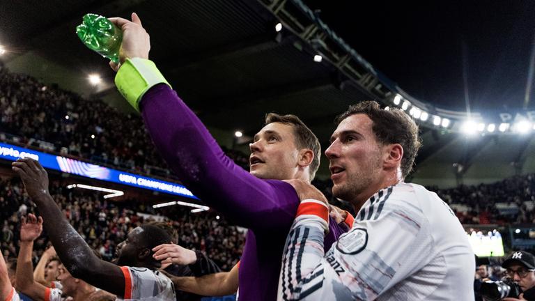 Fußballer Manuel Neuer (FC Bayern München, 1) und Leon Goretzka (FC Bayern München, 8) jubelnd vor der Kurve nach dem Sieg am 04.11.25 gegen FC Paris Saint-Germain.
