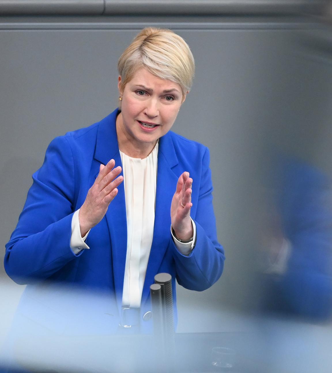 Manuela Schwesig (SPD), Ministerpräsidentin von Mecklenburg-Vorpommern, spricht während der 62. Sitzung des Deutschen Bundestages in der Aktuellen Stunde zum Thema Gefährdungen der digitalen Teilhabe. 