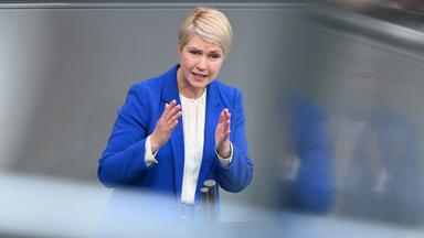 Manuela Schwesig (SPD), Ministerpräsidentin von Mecklenburg-Vorpommern, spricht während der 62. Sitzung des Deutschen Bundestages in der Aktuellen Stunde zum Thema Gefährdungen der digitalen Teilhabe. 