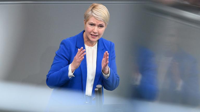 Manuela Schwesig (SPD), Ministerpräsidentin von Mecklenburg-Vorpommern, spricht während der 62. Sitzung des Deutschen Bundestages in der Aktuellen Stunde zum Thema Gefährdungen der digitalen Teilhabe. 