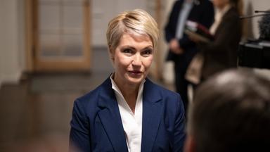 Mecklenburg-Vorpommerns Ministerpräsidentin Manuela Schwesig (SPD) gibt vor dem Untersuchungssausschuss zu Nord-Stream 2 ein Interview.