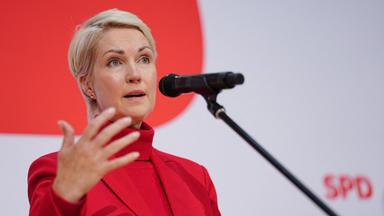 Manuela Schwesig (SPD), Ministerpräsidentin von Mecklenburg-Vorpommern, gibt nach der Landtagswahl in Mecklenburg-Vorpommern und der Abgeordnetenhauswahl in Berlin eine Pressekonferenz.