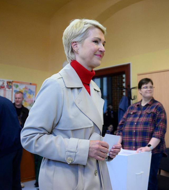 Die Ministerpräsidentin von Mecklenburg-Vorpommern und Spitzenkandidatin der Sozialdemokratischen Partei (SPD), Manuela Schwesig, trifft am 20.09.2026 in einem Wahllokal in Schwerin ein, um bei den Landtagswahlen im nordöstlichen Bundesland Mecklenburg-Vorpommern ihre Stimme abzugeben. 