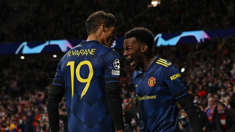 Anthony Elanga jubelt mit Raphael Varane.