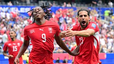 Johan Manzambi feiert sein Tor mit Mitspieler Ricardo Rodriguez