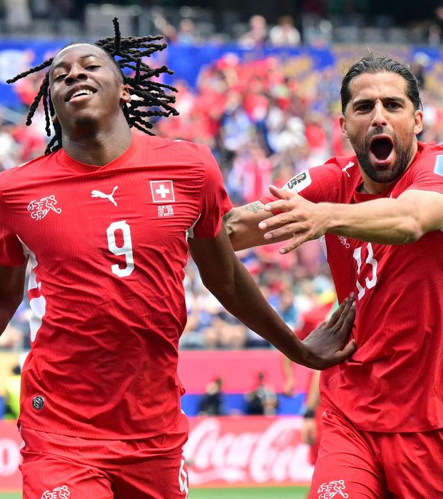 Johan Manzambi feiert sein Tor mit Mitspieler Ricardo Rodriguez