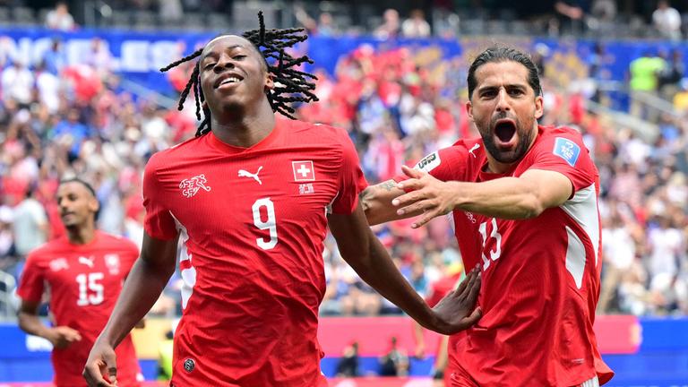 Johan Manzambi feiert sein Tor mit Mitspieler Ricardo Rodriguez