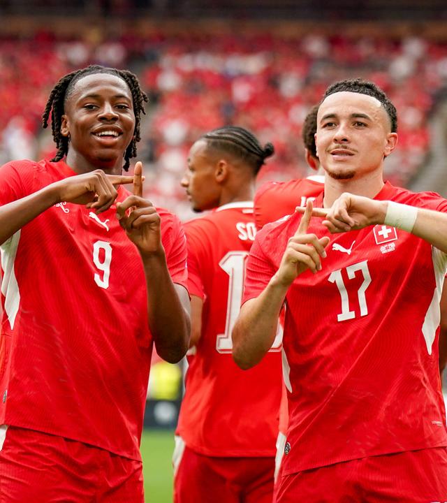 Die schweizer Nationalspieler Johan Manzambi und Ruben Vargas jubeln zusammen nach dem Treffer zum 1:0 im WM-Spiel gegen Kanada
