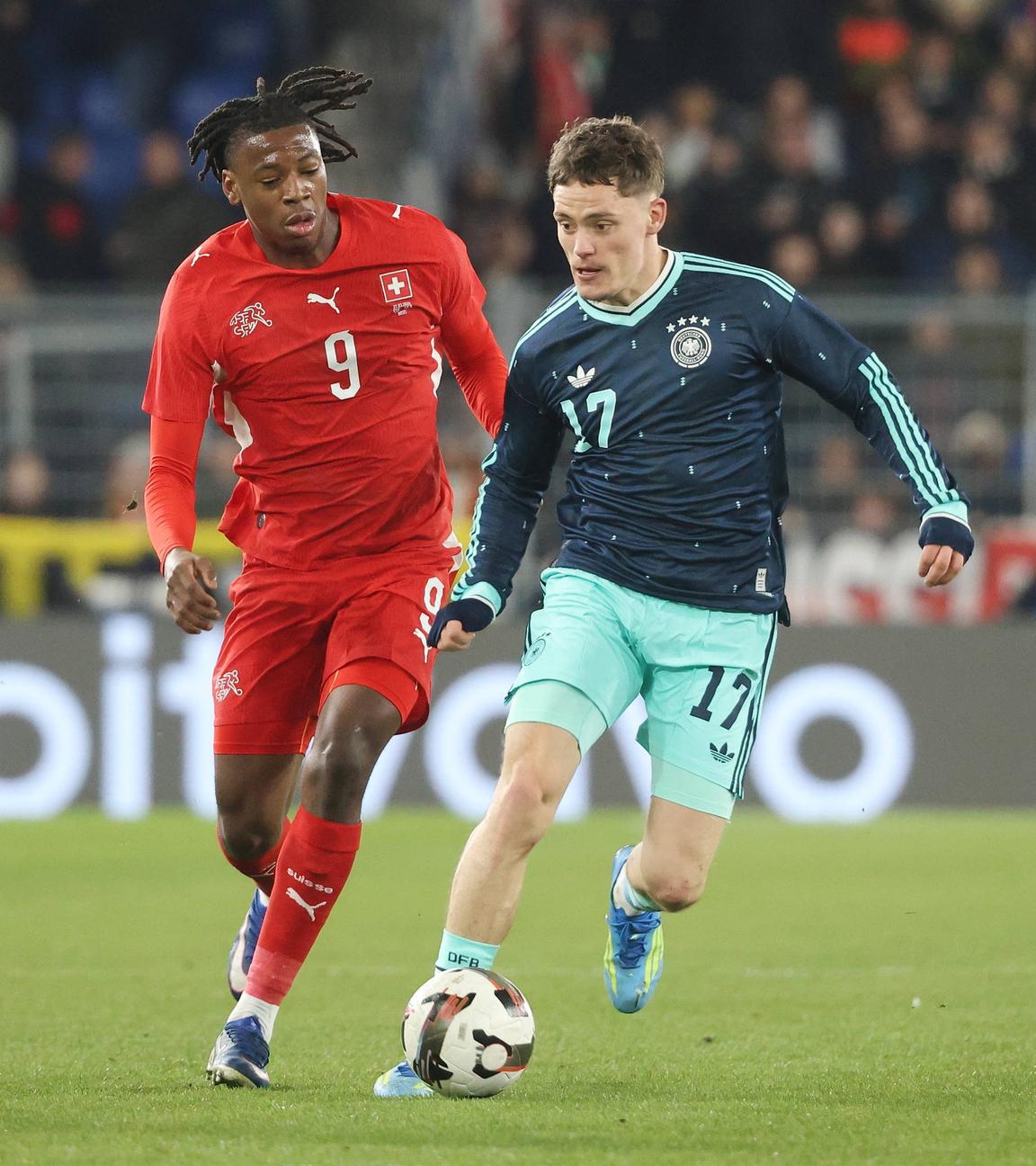 Der deutsche Mittelfeldspieler Florian Wirtz ist zu schnell für den schweizer Nationalspieler Johan Manzambi, der vergeblich versucht Wirtz von hinten zu bedrängen