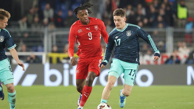 Der deutsche Mittelfeldspieler Florian Wirtz ist zu schnell für den schweizer Nationalspieler Johan Manzambi, der vergeblich versucht Wirtz von hinten zu bedrängen