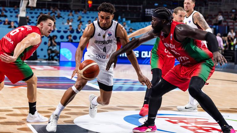 Maodo Lo versucht, Neemias Queta (Portugal) zu umdribbeln.