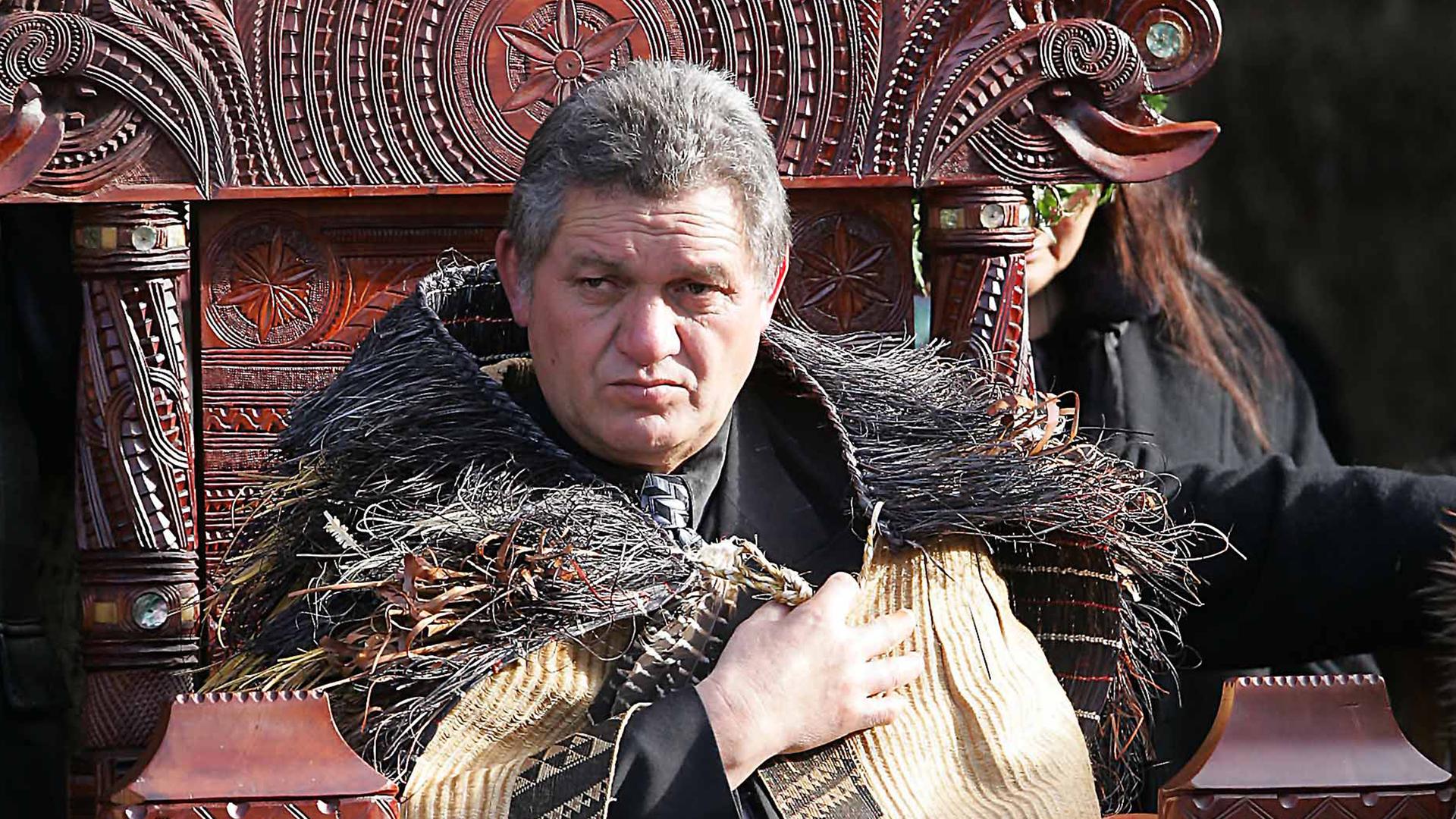 Archiv: Der neue Maori-König Tuheitia Paki, 51, sitzt auf dem geschnitzten Holzthron während seiner Krönungszeremonie in Turangawaewae in Ngaruawahia, südlich von Auckland, am 21. 08. 2006. 