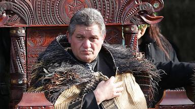 Archiv: Der neue Maori-König Tuheitia Paki, 51, sitzt auf dem geschnitzten Holzthron während seiner Krönungszeremonie in Turangawaewae in Ngaruawahia, südlich von Auckland, am 21. 08. 2006. 