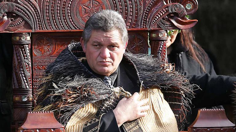 Archiv: Der neue Maori-König Tuheitia Paki, 51, sitzt auf dem geschnitzten Holzthron während seiner Krönungszeremonie in Turangawaewae in Ngaruawahia, südlich von Auckland, am 21. 08. 2006. 