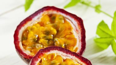 Aufgeschnittene Passionsfrucht
