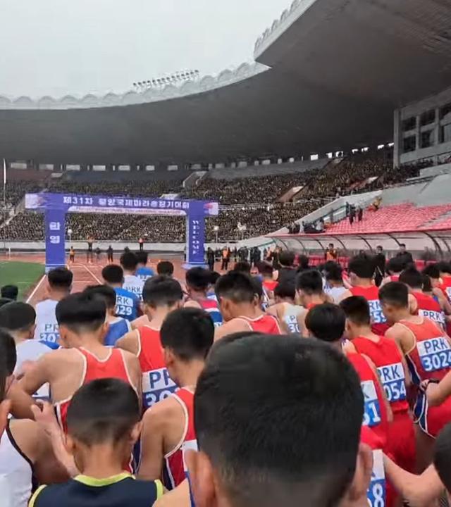 Stadion in Pjöngjang in Nordkorea, Blick auf den Rücken vieler Läufer