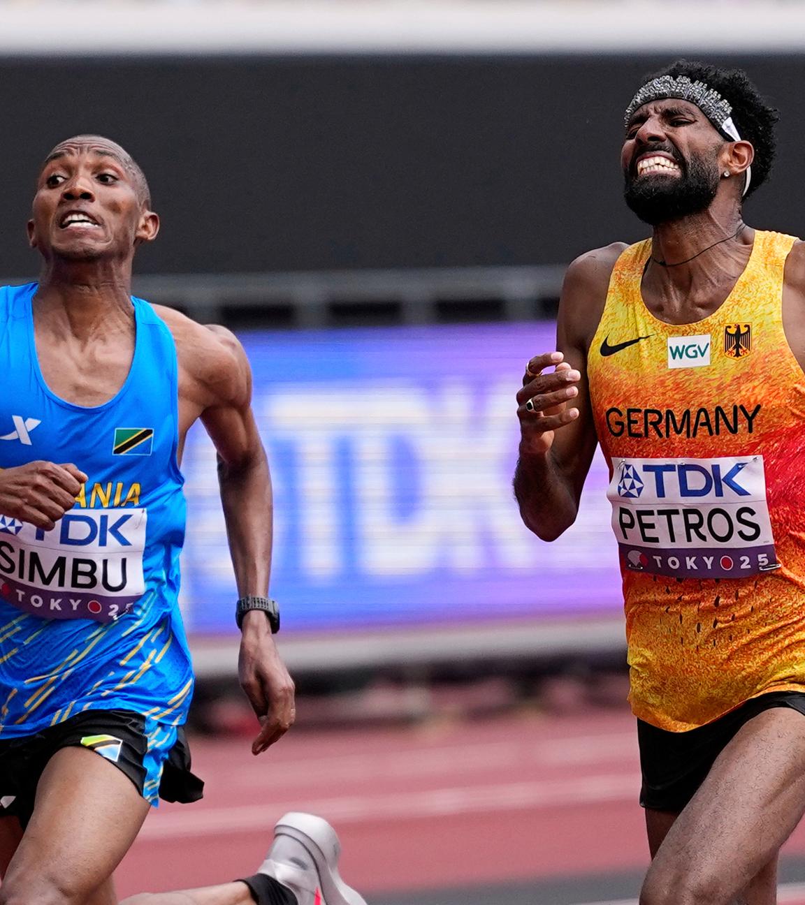Alphonce Felix Simbu aus Tansania (links) und Amanal Petros aus Deutschland sprinten am 15.09. 2025, bei den Leichtathletik-Weltmeisterschaften in Tokio über die Ziellinie des Marathonlaufs der Männer. 