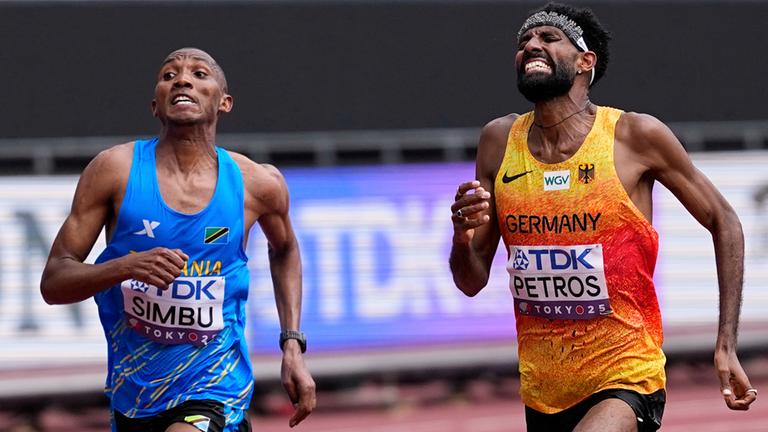 Alphonce Felix Simbu aus Tansania (links) und Amanal Petros aus Deutschland sprinten am 15.09. 2025, bei den Leichtathletik-Weltmeisterschaften in Tokio über die Ziellinie des Marathonlaufs der Männer. 
