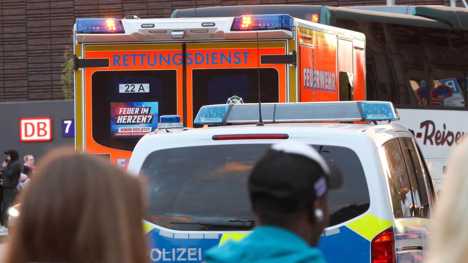 Einsatzwagen der Feuerwehr und der Polizei stehen vor dem Hauptbahnhof.