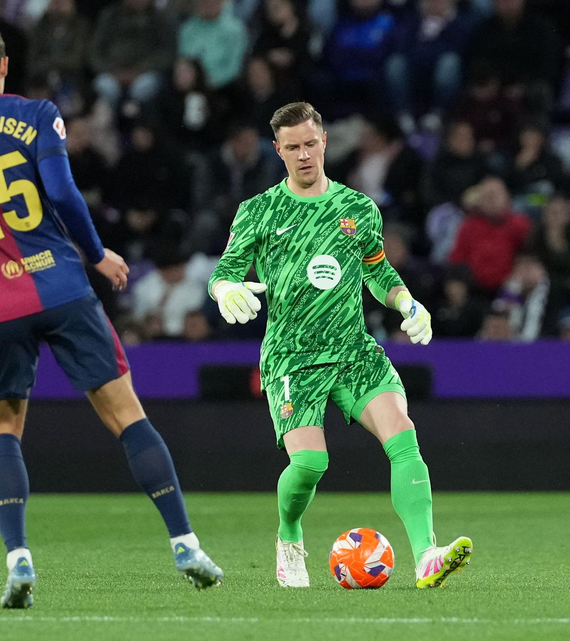 Barcelonas deutscher Torhüter (Nr. 01) Marc-Andre Ter Stegen kontrolliert den Ball während des spanischen Ligaspiels zwischen Real Valladolid FC und dem FC Barcelona.