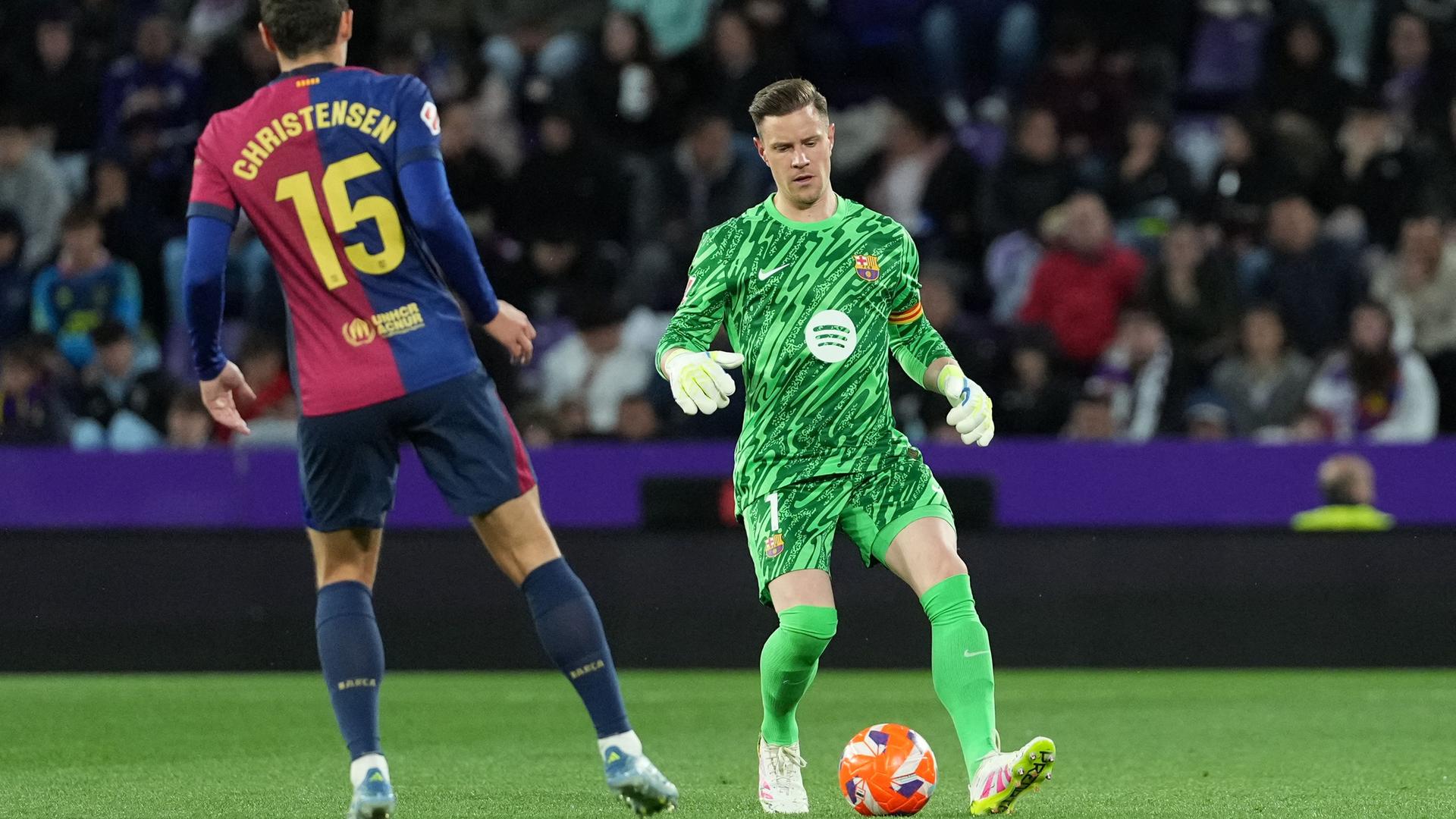 Barcelonas deutscher Torhüter (Nr. 01) Marc-Andre Ter Stegen kontrolliert den Ball während des spanischen Ligaspiels zwischen Real Valladolid FC und dem FC Barcelona.