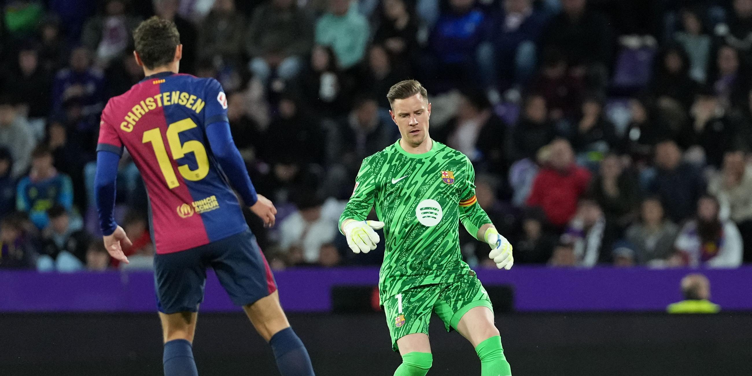 Barcelonas deutscher Torhüter (Nr. 01) Marc-Andre Ter Stegen kontrolliert den Ball während des spanischen Ligaspiels zwischen Real Valladolid FC und dem FC Barcelona.