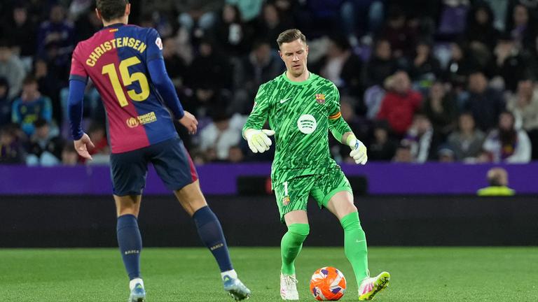 Barcelonas deutscher Torhüter (Nr. 01) Marc-Andre Ter Stegen kontrolliert den Ball während des spanischen Ligaspiels zwischen Real Valladolid FC und dem FC Barcelona.