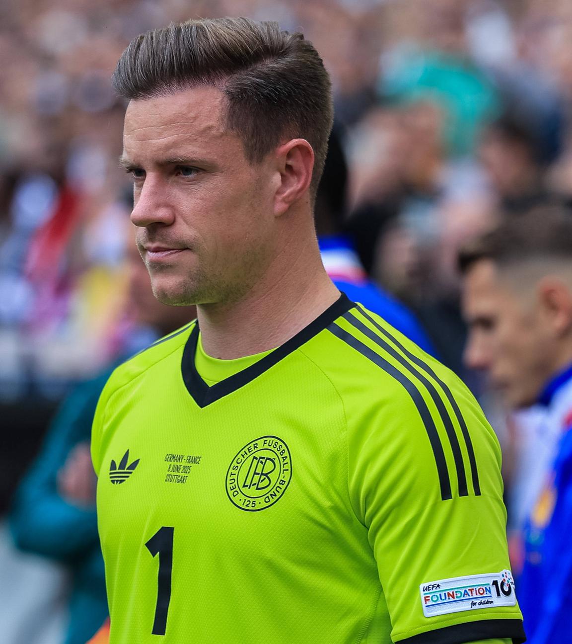 Fußballer Marc-Andre Ter Stegen blickt am 08.06.2025 in Stuttgart auf das Spielfeld bei dem Spiel Deutschland gegen Frankreich.