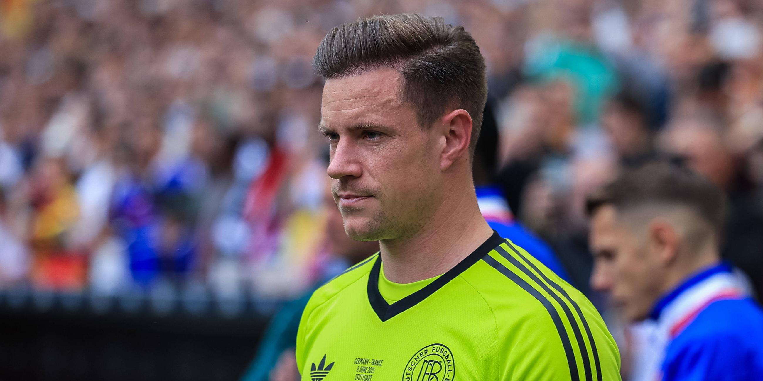 Fußballer Marc-Andre Ter Stegen blickt am 08.06.2025 in Stuttgart auf das Spielfeld bei dem Spiel Deutschland gegen Frankreich.