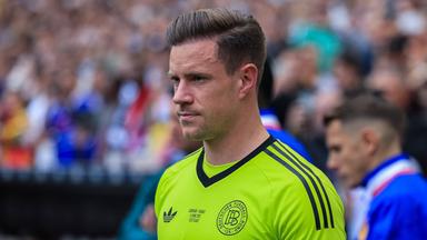 Fußballer Marc-Andre Ter Stegen blickt am 08.06.2025 in Stuttgart auf das Spielfeld bei dem Spiel Deutschland gegen Frankreich.