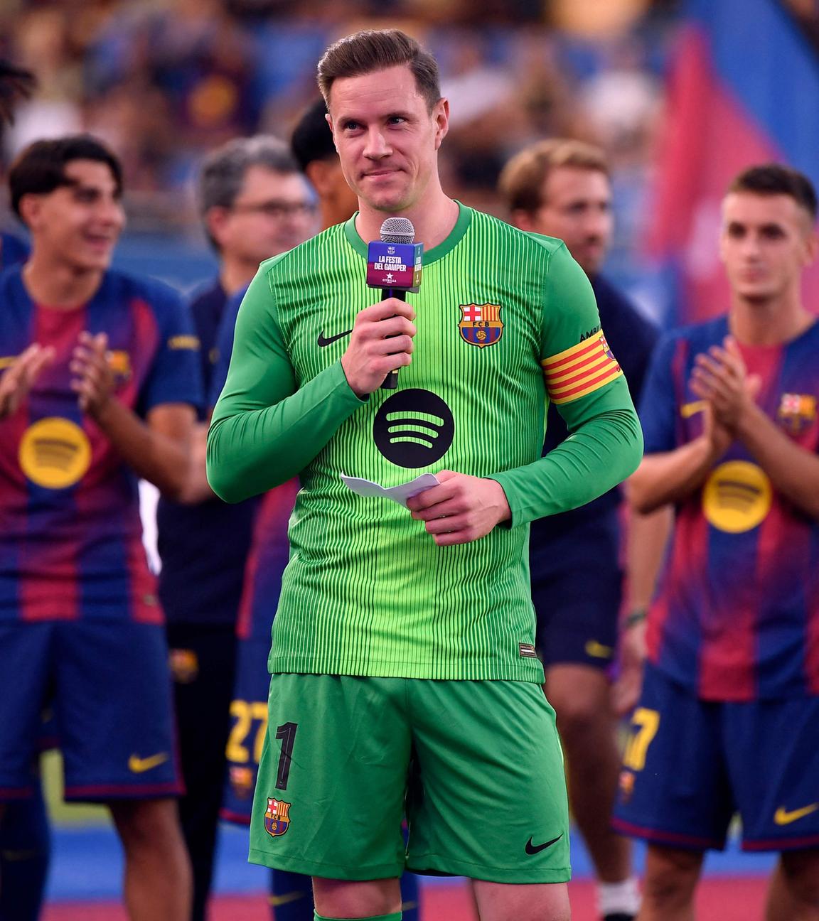 Der deutsche Torwart des FC Barcelona, Marc-André ter Stegen, hält eine Rede vor dem 60. Joan-Gamper-Pokal-Fußballspiel zwischen dem FC Barcelona und Como 1907 im Johan-Cruyff-Stadion in Barcelona am 10.08.2025.