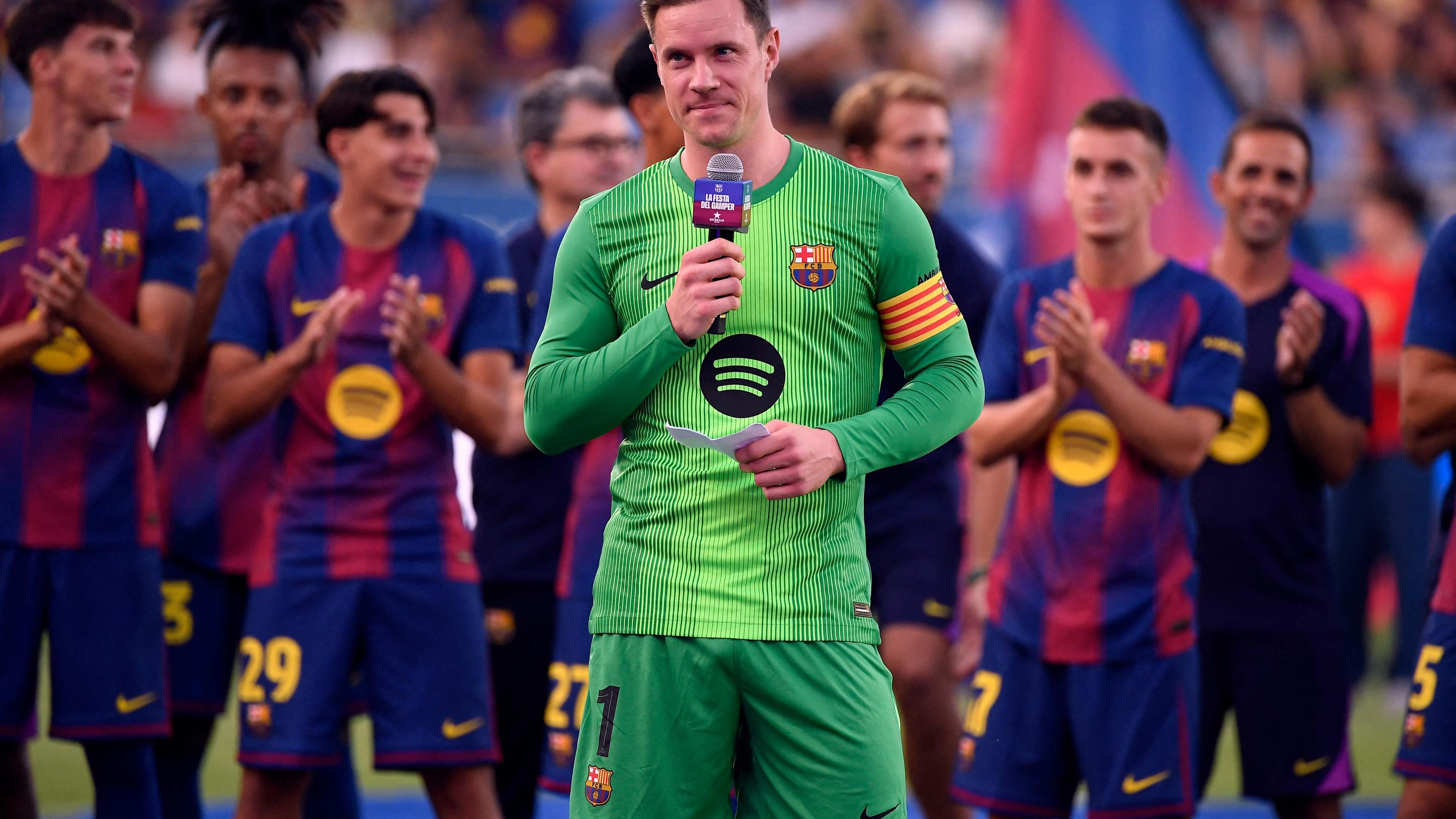 Der deutsche Torwart des FC Barcelona, Marc-André ter Stegen, hält eine Rede vor dem 60. Joan-Gamper-Pokal-Fußballspiel zwischen dem FC Barcelona und Como 1907 im Johan-Cruyff-Stadion in Barcelona am 10.08.2025.