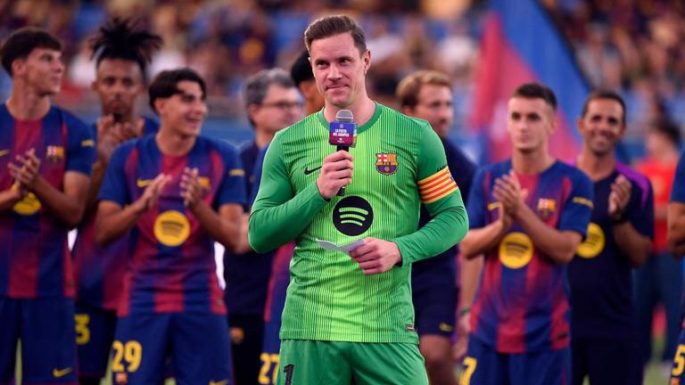 Der deutsche Torwart des FC Barcelona, Marc-André ter Stegen, hält eine Rede vor dem 60. Joan-Gamper-Pokal-Fußballspiel zwischen dem FC Barcelona und Como 1907 im Johan-Cruyff-Stadion in Barcelona am 10.08.2025.