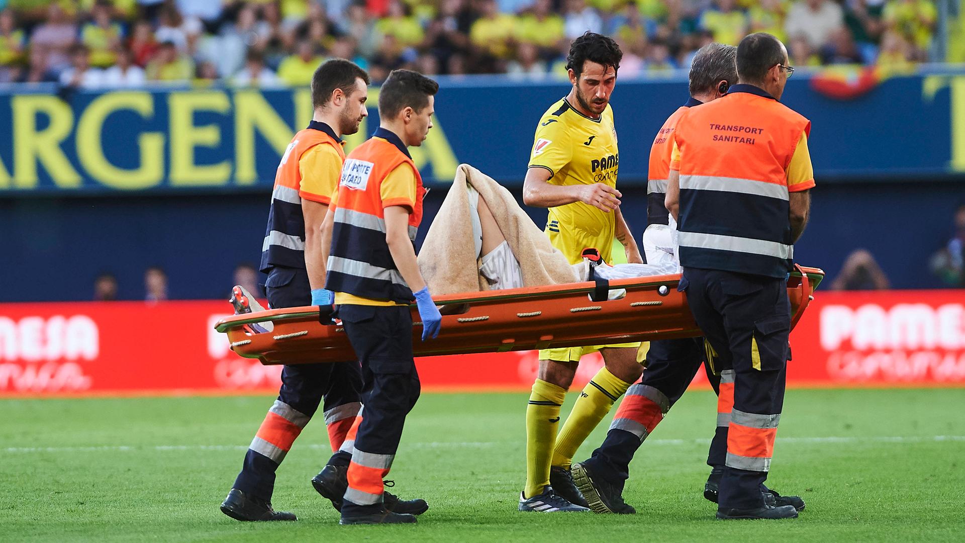 Barcelonas Torwart Marc-Andre ter Stegen wird vom Feld getragen, nachdem er sich beim Spiel gegen Villarreal verletzt.